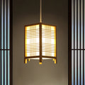 Traditionell Japansk Lampa i Trä