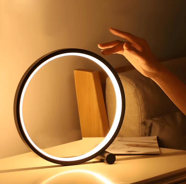 Minimalistisk bordslampa med touch- och dimmerfunktion