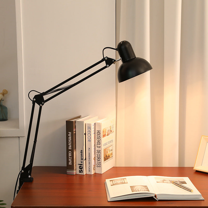 Modern minimalist justerbar bordslampa med lång arm och klämma tillverkad av ABS med 1 ljuskälla för sovrummet