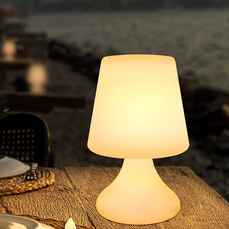 Modern Minimalist PE Cup Form USB LED Bordslampa Nattljus För Utomhus Patio |
