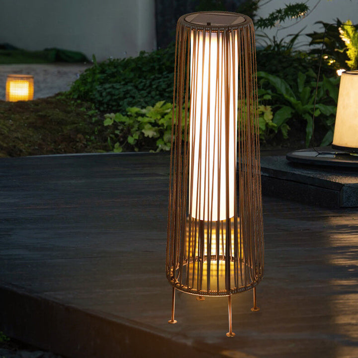 Modern Minimalistisk Solenergi Vattentät Rund Vertikal Dragremsjärn Rattan LED Stående Golvlampa För Utomhus Patio |