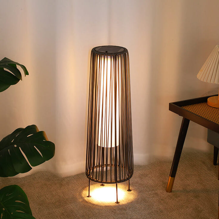 Modern Minimalistisk Solenergi Vattentät Rund Vertikal Dragremsjärn Rattan LED Stående Golvlampa För Utomhus Patio |