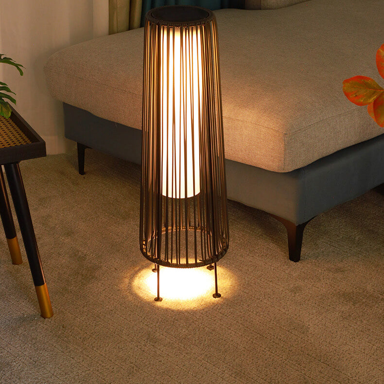 Modern Minimalistisk Solenergi Vattentät Rund Vertikal Dragremsjärn Rattan LED Stående Golvlampa För Utomhus Patio |