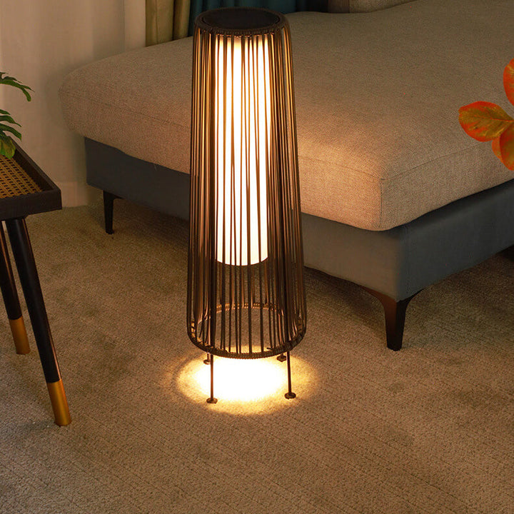 Modern Minimalistisk Solenergi Vattentät Rund Vertikal Dragremsjärn Rattan LED Stående Golvlampa För Utomhus Patio |
