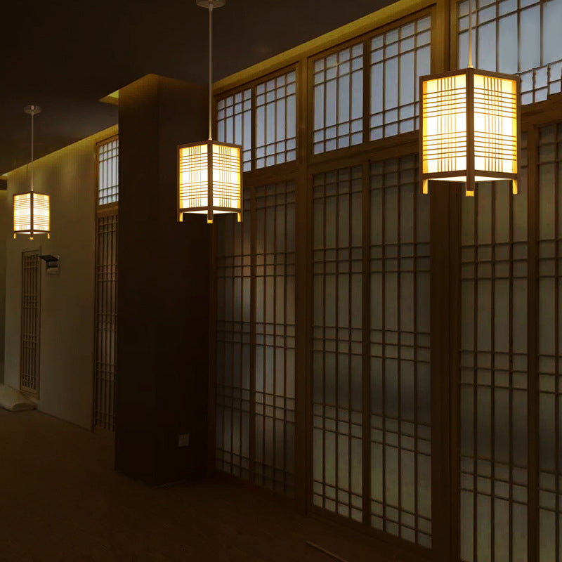 Traditionell Japansk Lampa i Trä