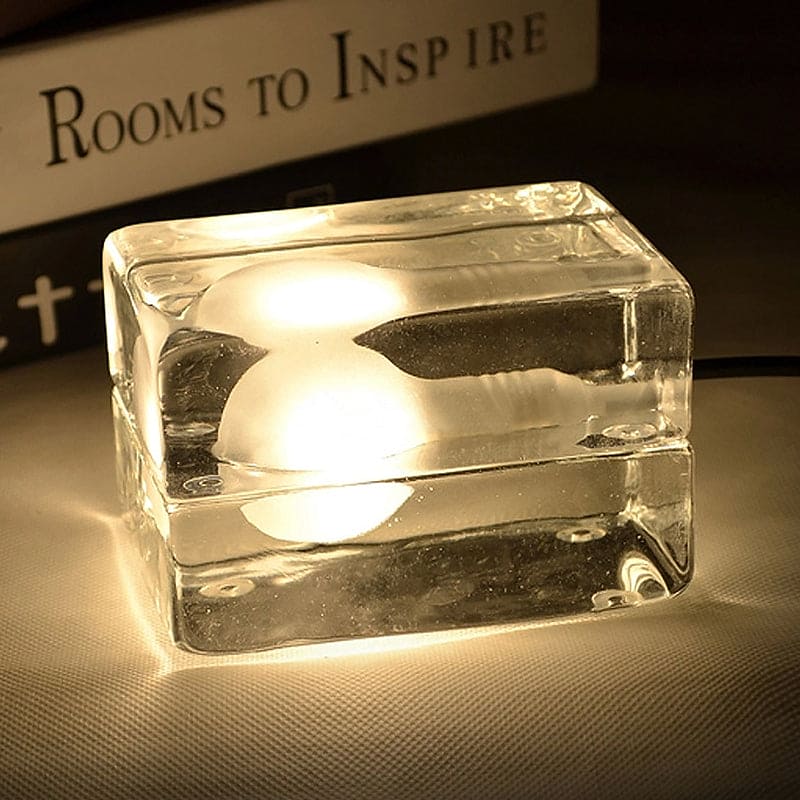BrightCube – Minimalistisk Bordslampa med Transparent Glas Kub