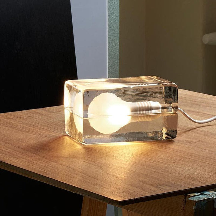 BrightCube – Minimalistisk Bordslampa med Transparent Glas Kub