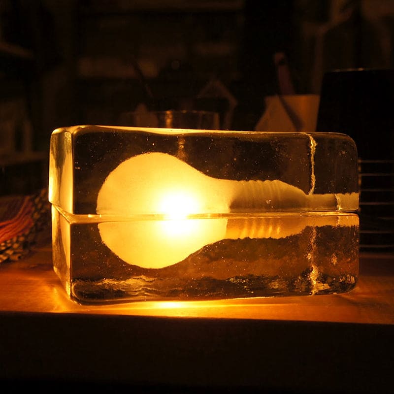 BrightCube – Minimalistisk Bordslampa med Transparent Glas Kub