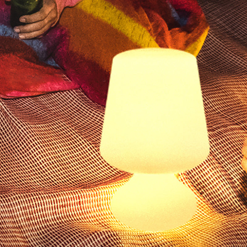 Modern Minimalist PE Cup Form USB LED Bordslampa Nattljus För Utomhus Patio |
