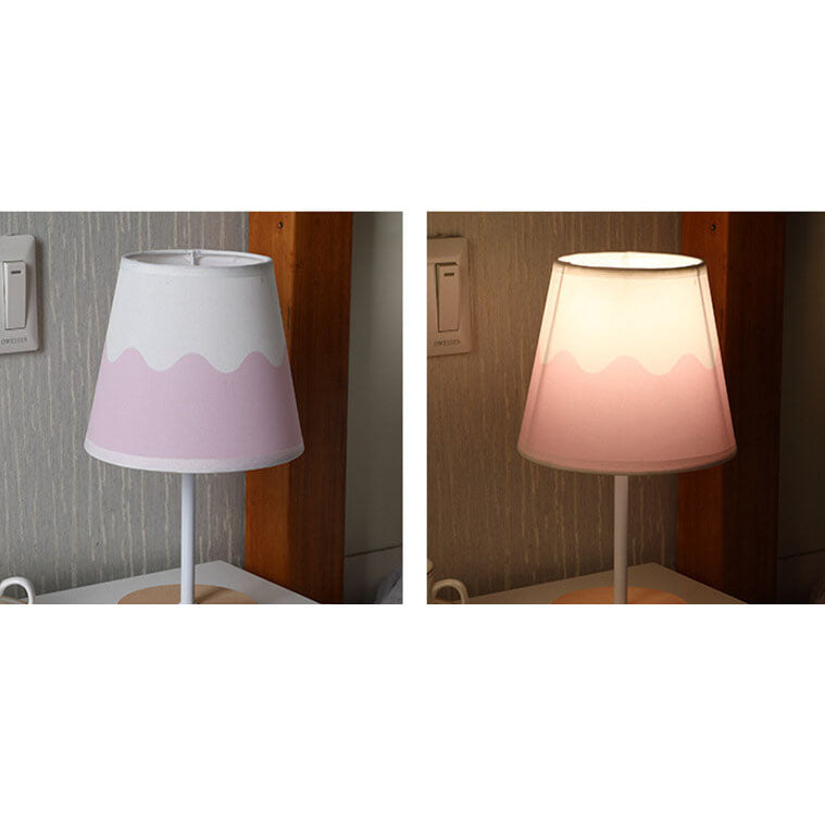 Nordisk Vintage Tygkon Lampa i Massiv Trä LED Bordslampa