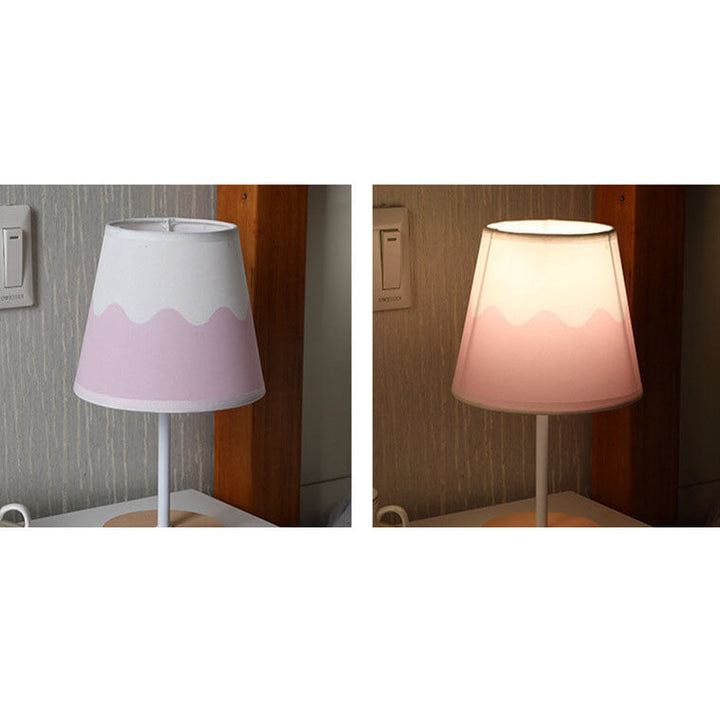Nordisk Vintage Tygkon Lampa i Massiv Trä LED Bordslampa