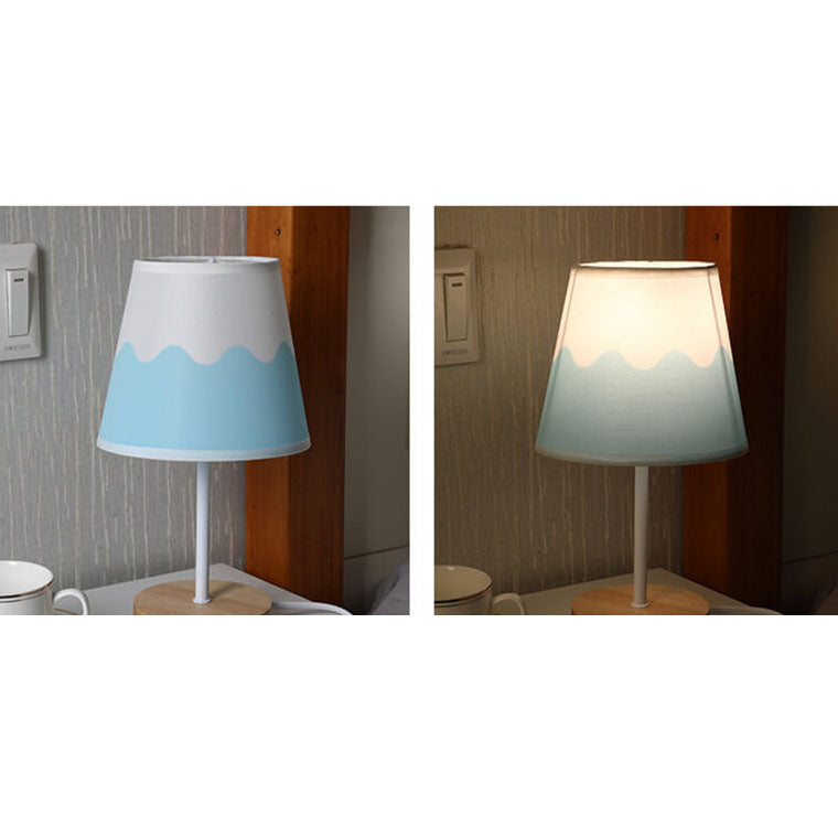Nordisk Vintage Tygkon Lampa i Massiv Trä LED Bordslampa