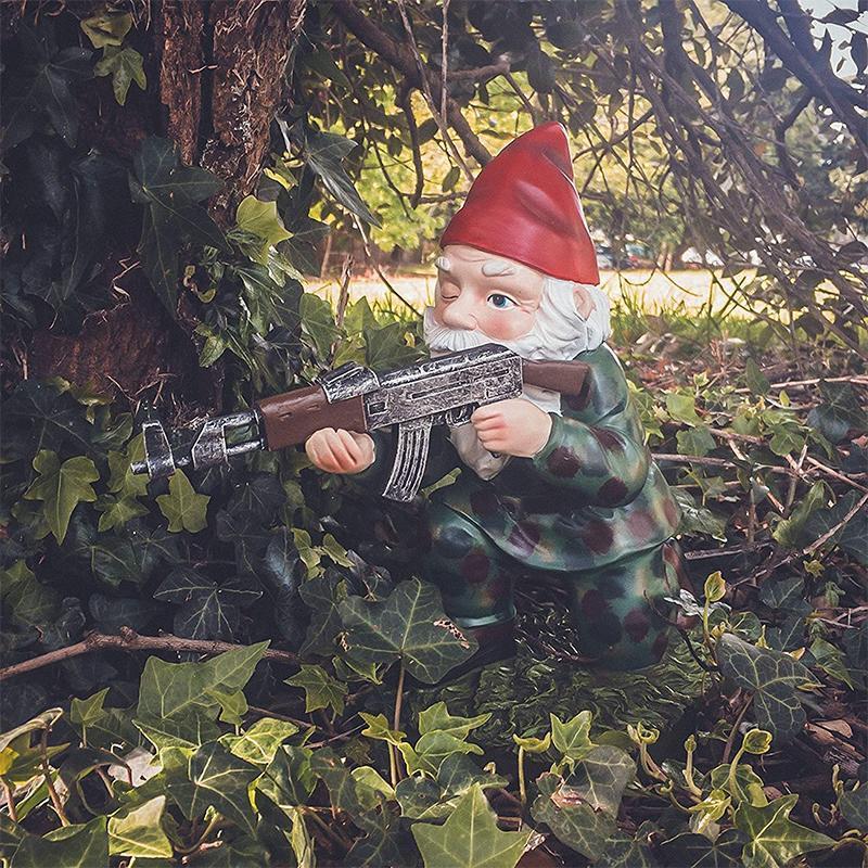 Militär Trädgårdstomte med Kamouflageuniform