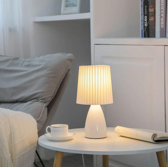 Skandinavisk Retro Bordslampa med Plisserad Skärm och Glasbas