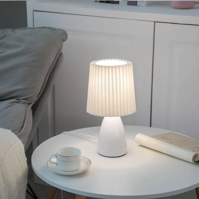 Skandinavisk Retro Bordslampa med Plisserad Skärm och Glasbas