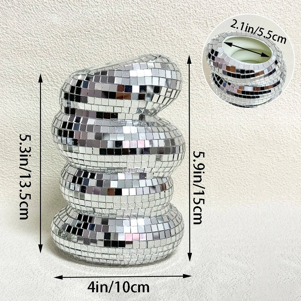 Spegelklädd disco-vas med retro charm och modern stil