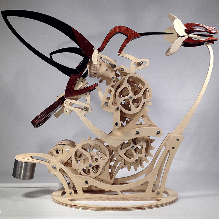 Skulptur av Kinetisk Kolibri i Trä
