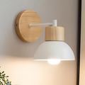 Stilig vägglampa i trä för ett harmoniskt hem
