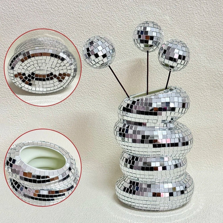 Spegelklädd disco-vas med retro charm och modern stil