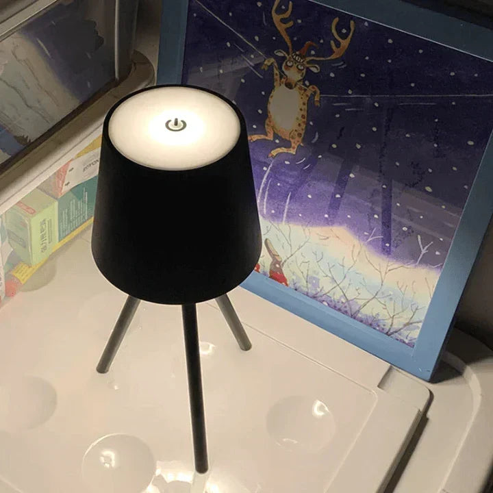 Nordisk tripod bordslampa - Stilig trådlös LED nattlampa