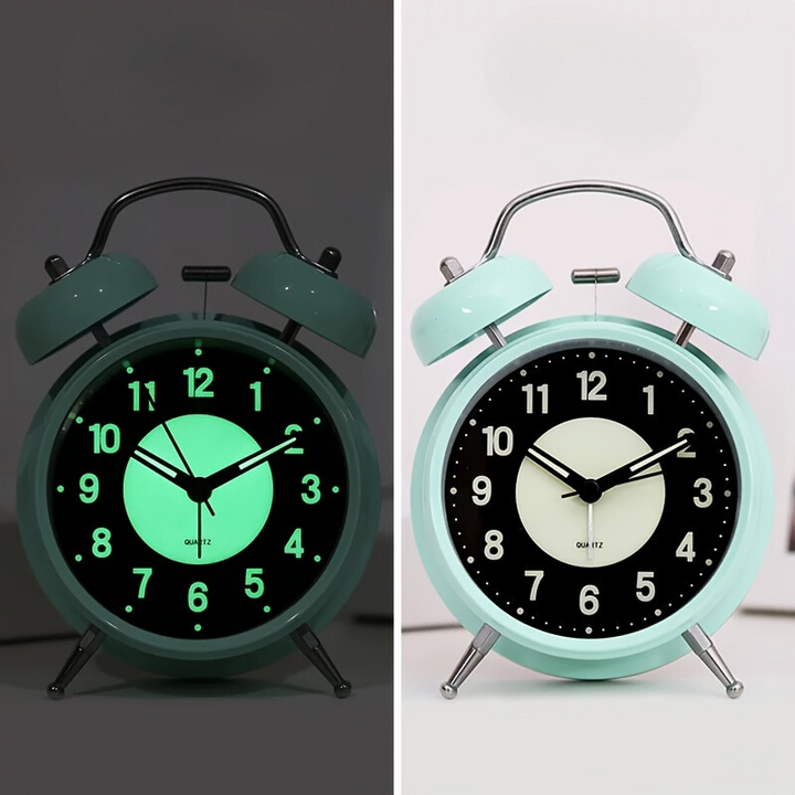 LuminousTime - Elegant Metall Väckarklocka med Mjuk Belysning för Fridfulla Mornar och Nätter