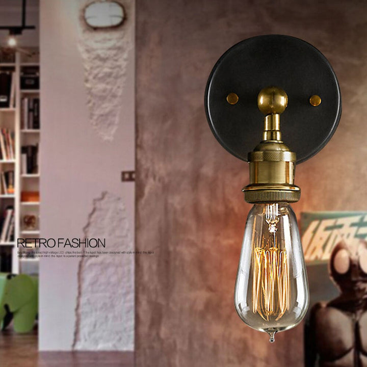 Modern mässingsvägglampa i lantlig stil
