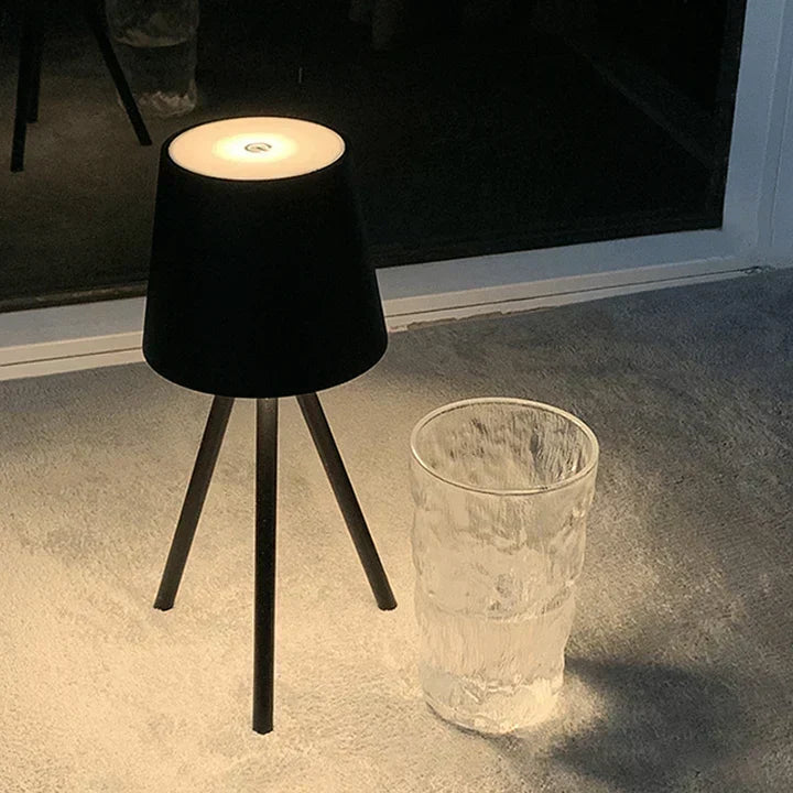 Nordisk tripod bordslampa - Stilig trådlös LED nattlampa