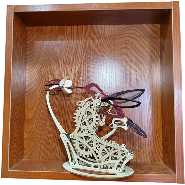 Skulptur av Kinetisk Kolibri i Trä