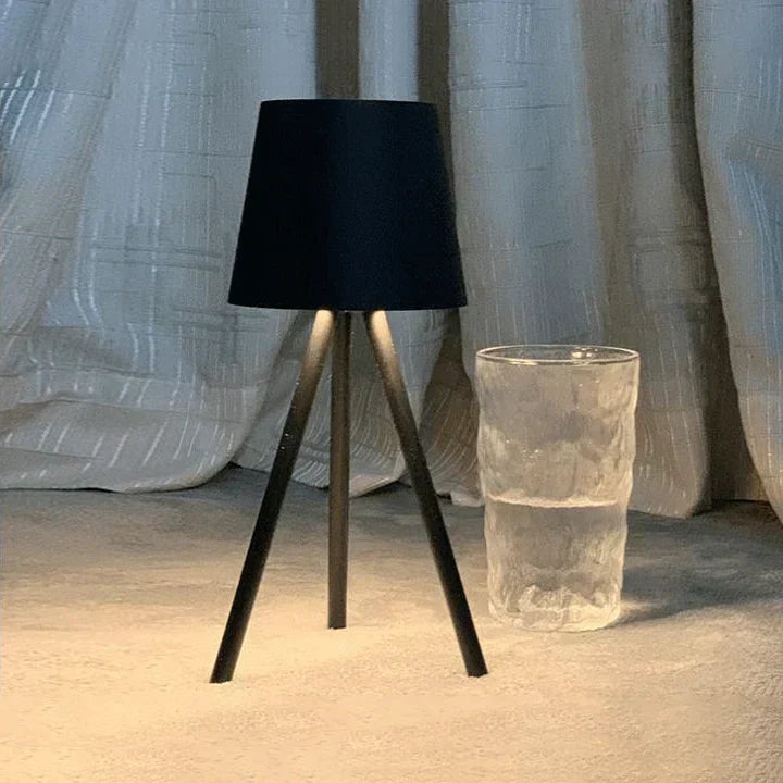 Nordisk tripod bordslampa - Stilig trådlös LED nattlampa