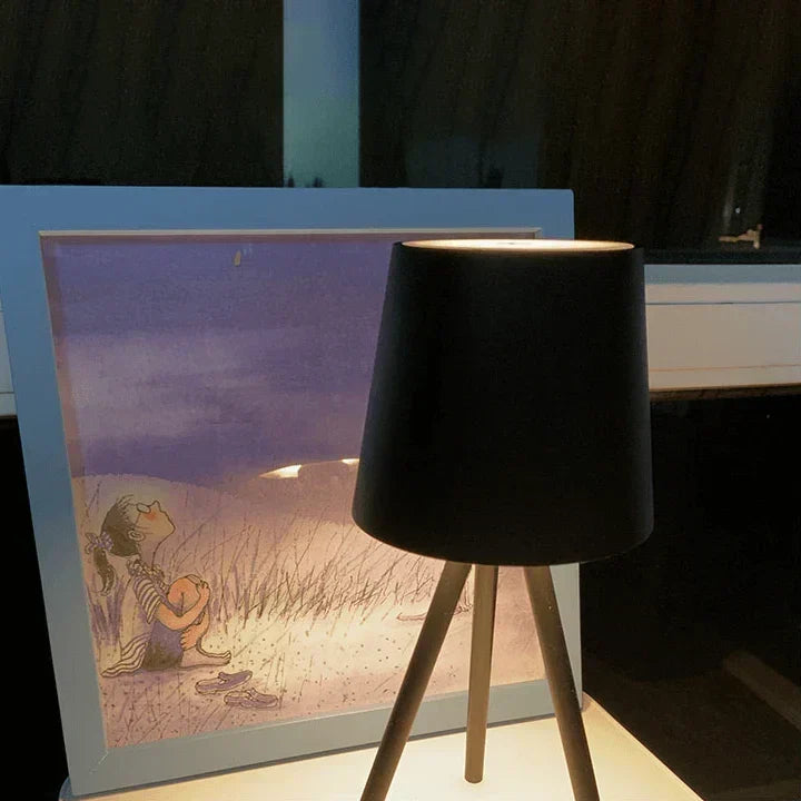 Nordisk tripod bordslampa - Stilig trådlös LED nattlampa