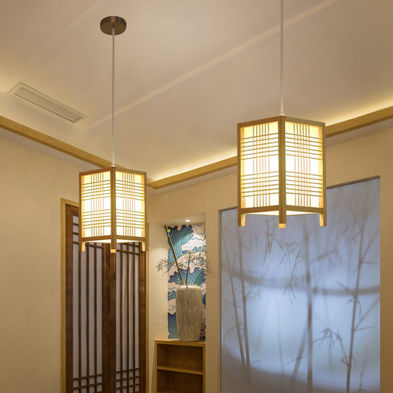 Traditionell Japansk Lampa i Trä