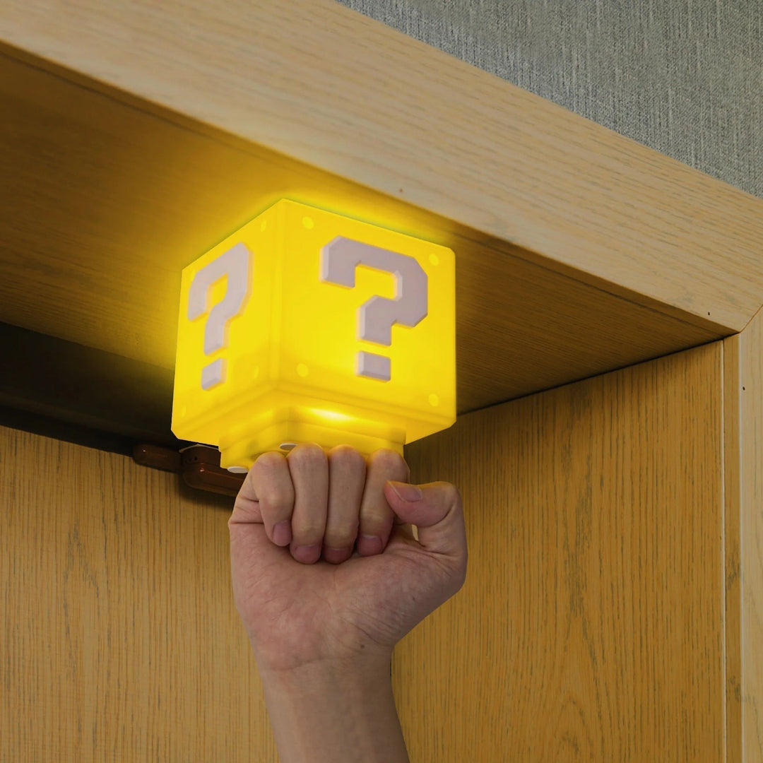 Power-Up Block Nattlampa - Super Mario-inspirerad Speldekoration