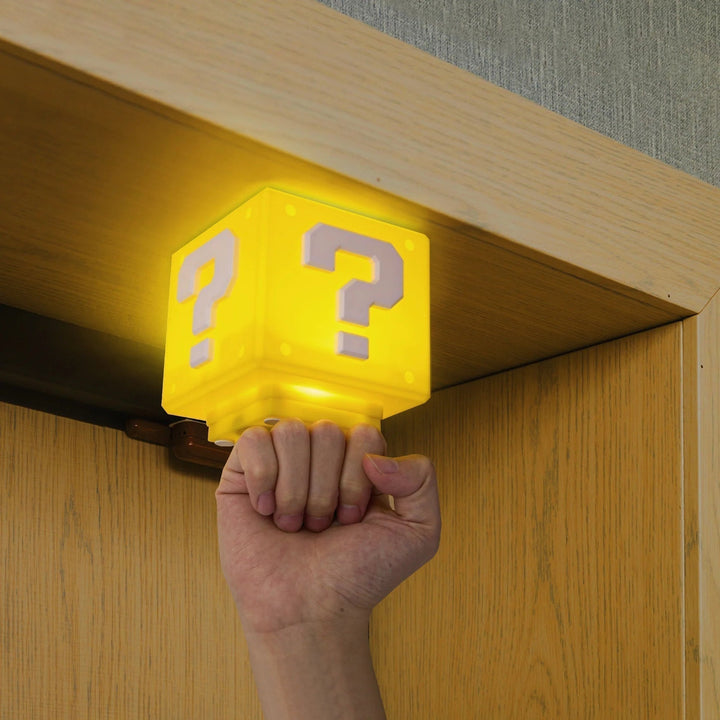 Power-Up Block Nattlampa - Super Mario-inspirerad Speldekoration