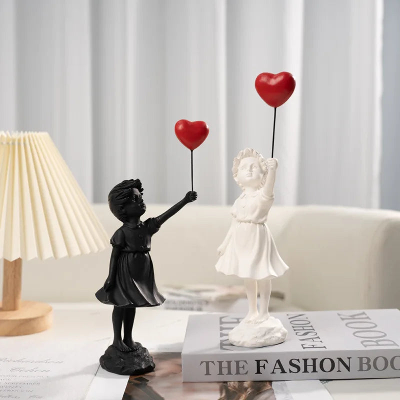 Skulptur av en flicka med ballong i Banksy-stil för bordsdekoration och kreativ inredning av vardagsrum