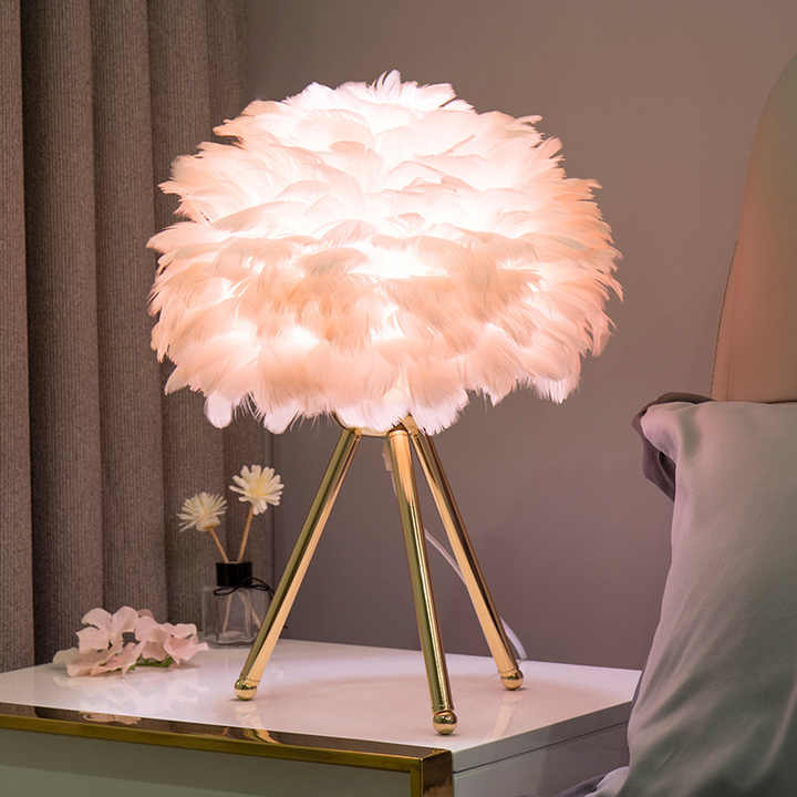 Blossom Bordslampa – Elegant Fjäderdesign med Dimbar Belysning