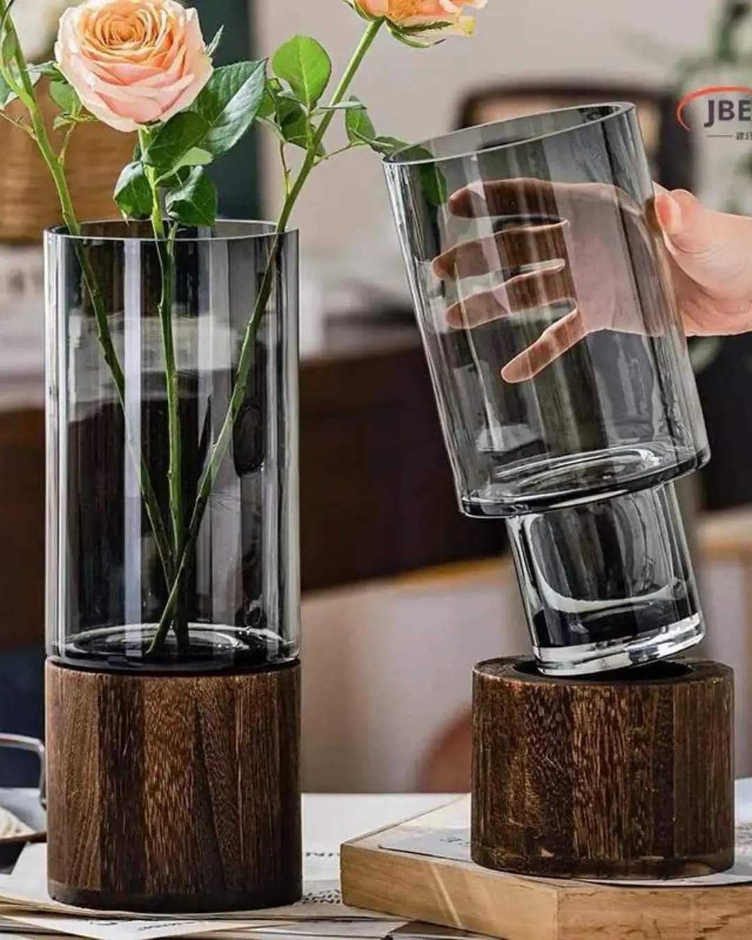 Glasblomvas med träbas