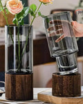 Glasblomvas med träbas
