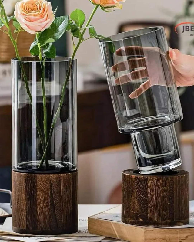 Glasblomvas med träbas
