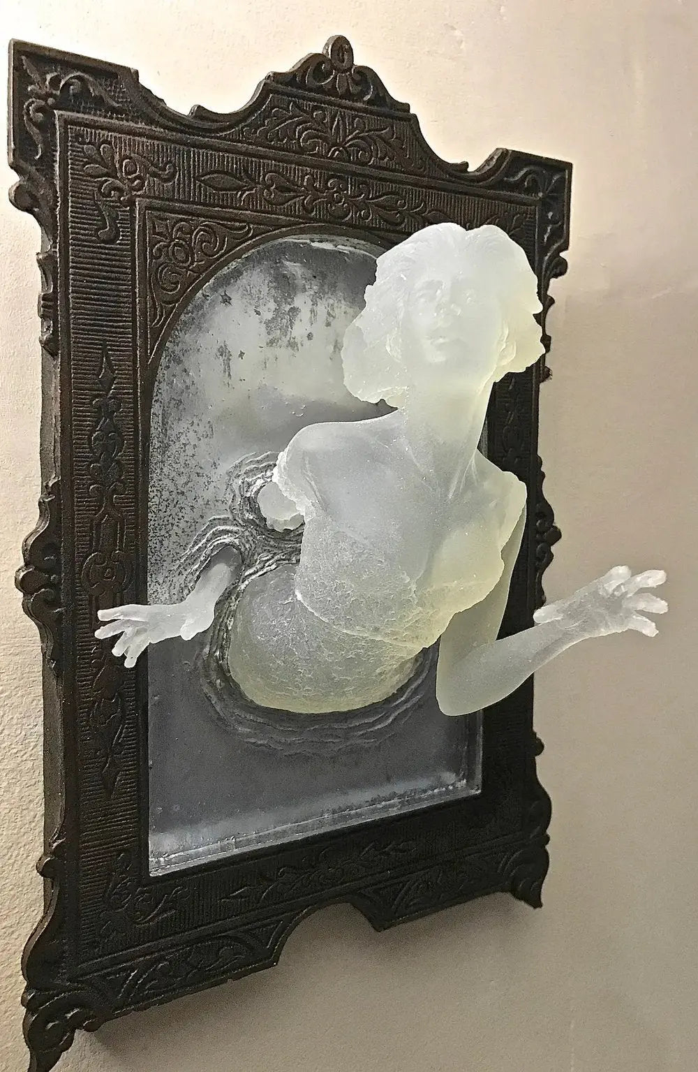 Ande i Spegeln – Skinande 3D väggdekoration av resin för mystiska utrymmen