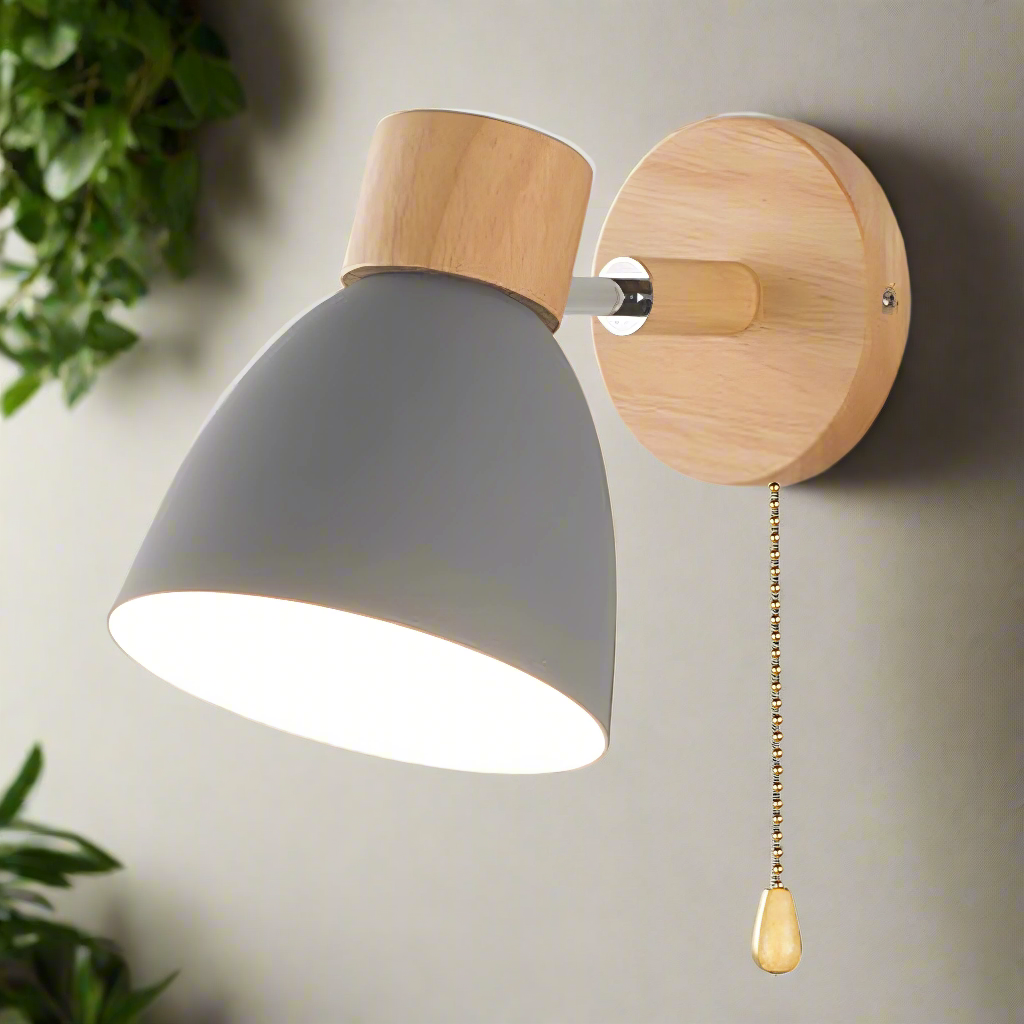 Nordisk-modern hängande vägglampa med strömbrytare i trä