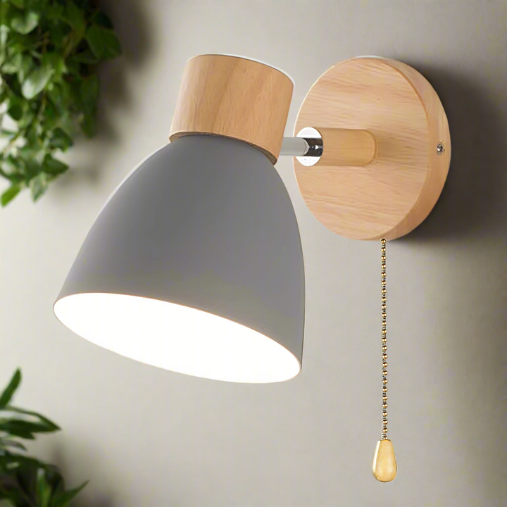 Nordisk-modern hängande vägglampa med strömbrytare i trä