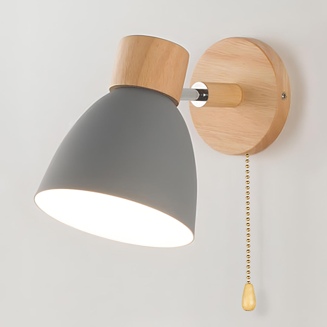Nordisk-modern hängande vägglampa med strömbrytare i trä