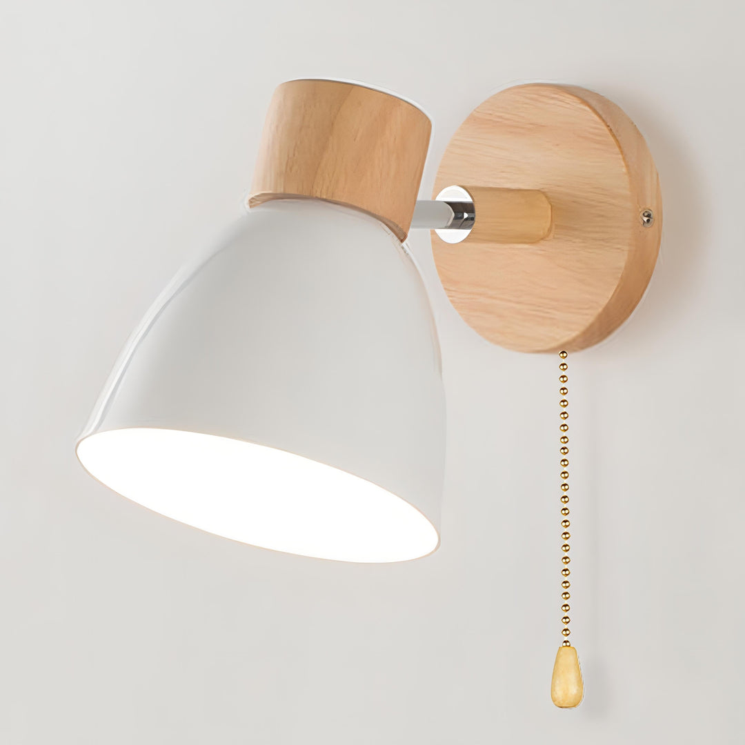 Nordisk-modern hängande vägglampa med strömbrytare i trä