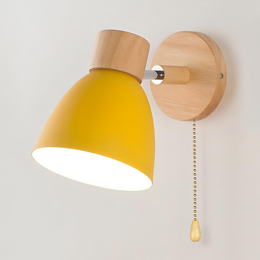 Nordisk-modern hängande vägglampa med strömbrytare i trä