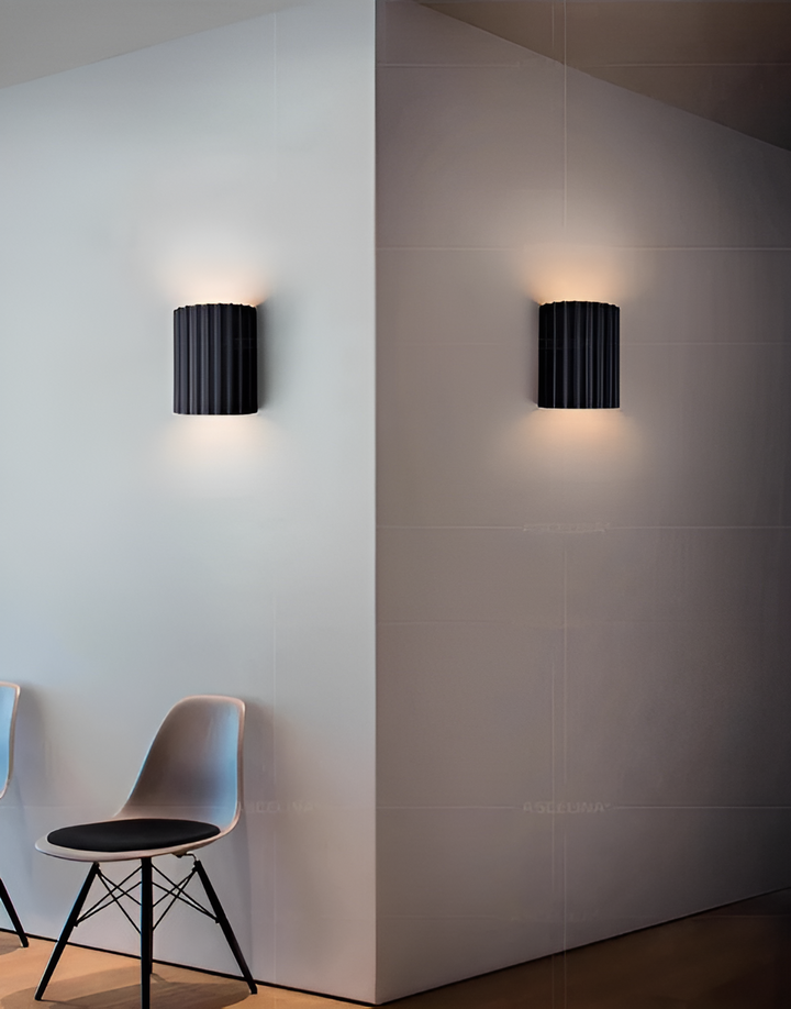 Randig LED-vägglampa i resin för en modern nordisk atmosfär