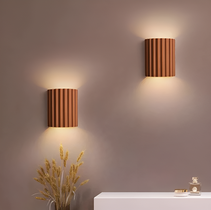 Randig LED-vägglampa i resin för en modern nordisk atmosfär