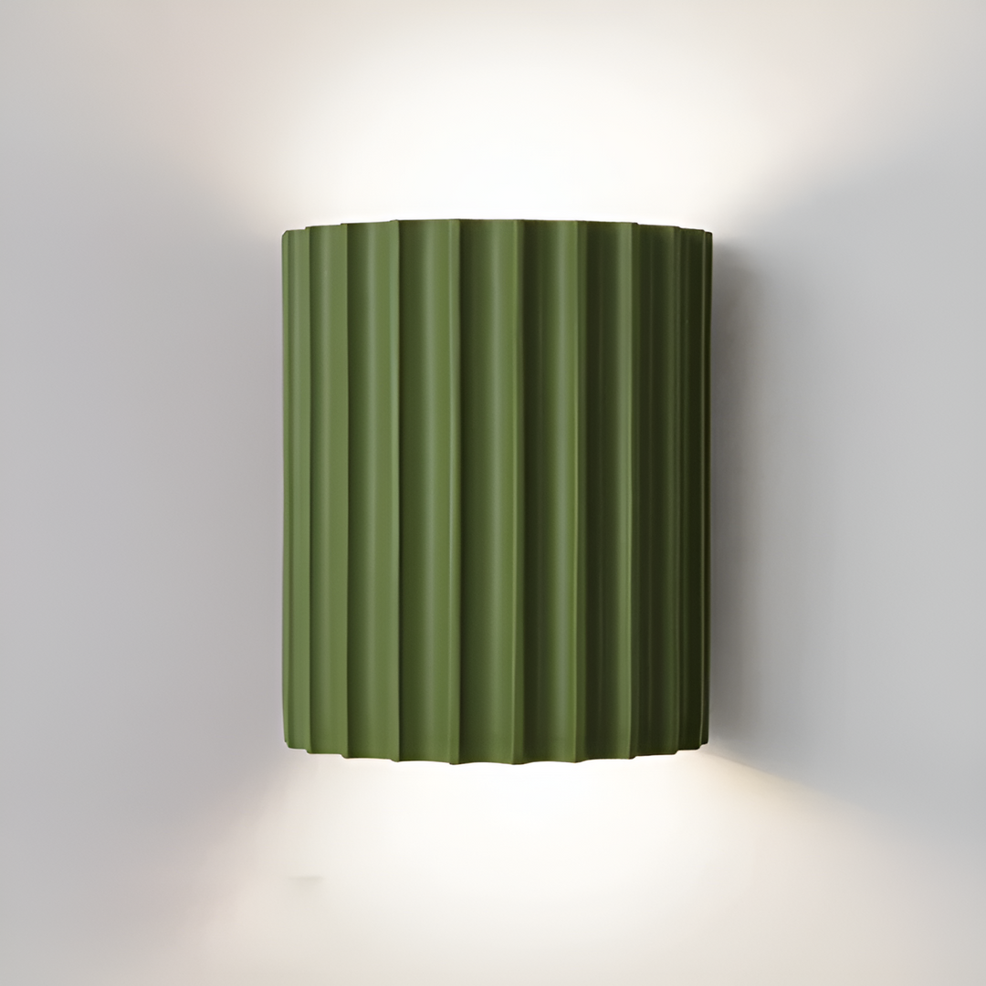 Randig LED-vägglampa i resin för en modern nordisk atmosfär
