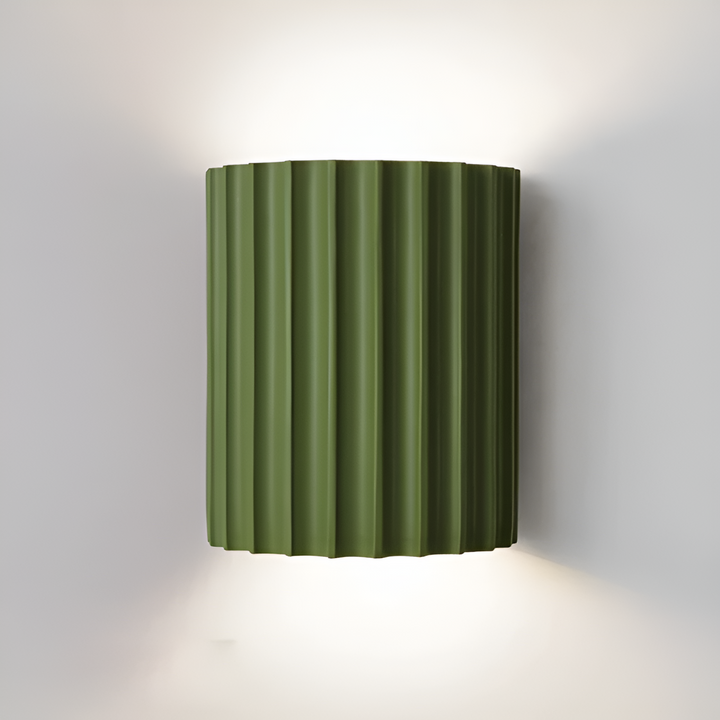 Randig LED-vägglampa i resin för en modern nordisk atmosfär