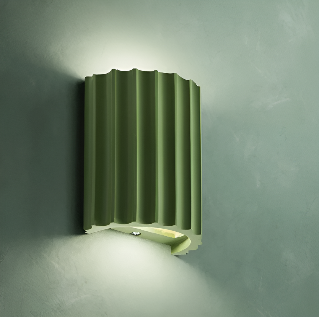 Randig LED-vägglampa i resin för en modern nordisk atmosfär