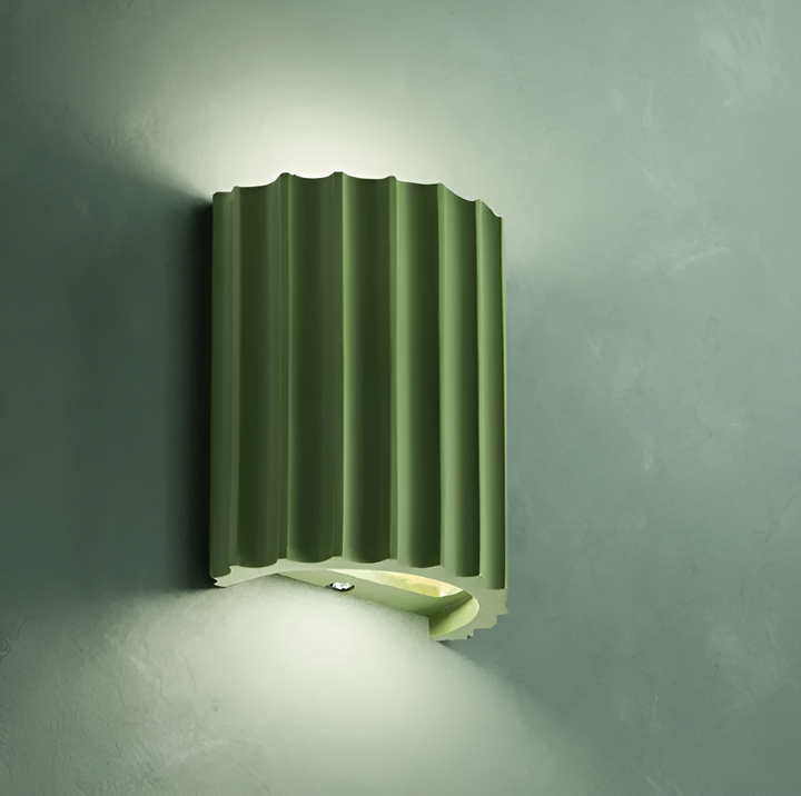 Randig LED-vägglampa i resin för en modern nordisk atmosfär